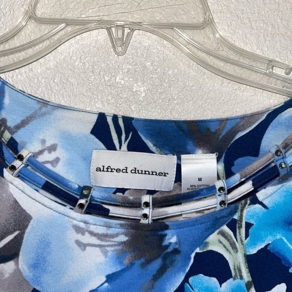 Alfred Dunner Floral Embellished Top. Size Medium - Picture 5 of 5